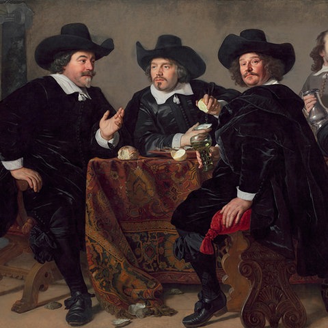 Das Bild zeigt das Gemälde "Die Vorsteher des Kloverniersdoelen" des Künstlers Bartholomeus van der Helst aus dem Jahr 1655. Zu sehen sind vier Männer mit schwarzen Umhängen, weißen Kragen und schwarzen Hüten. Sie sitzen breitbeinig um einen Tisch herum. Im Hintergrund sind ein weiterer, einfacherer gekleideter Mann und eine Frau zu sehen.