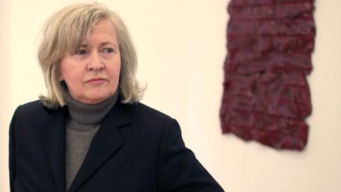 Die Künstlerin Rosemarie Trockel steht am Donnerstagin Leverkusen im Schloss Morsbroich in der Ausstellung. 