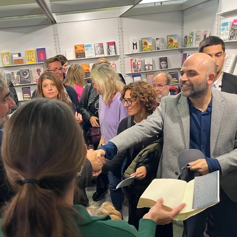 Journalist Deniz Yücel von der Schriftstellervereinigung PEN Berlin e.V. (links) und Roberto Saviano (rechts). 