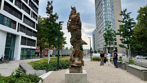 Autoteile und Kupferrohre: "Statua I" des Bildhauers Urban Hüter in der Hanauer Landstraße 123