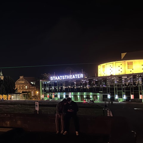 Bei Nacht: Blick auf das Staatstheater in Kassel, links im Bild das Friedericianum.