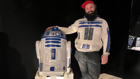 Exhibition manager Mirko Kusserow with one on display "R2-D2".