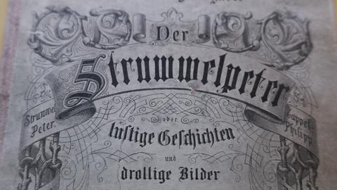 Eine Jubiläumsausgabe zur 100. Auflage des Struwwelpeters von 1876 ist im Frankfurter Struwwelpeter-Museum in einer Vitrine ausgestellt. 