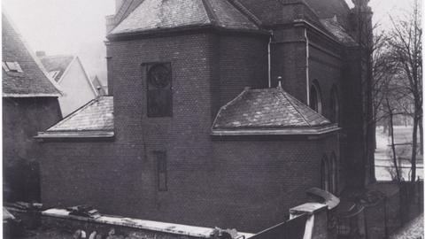 Schwarz-wß-Foto der Synagoge im Winter