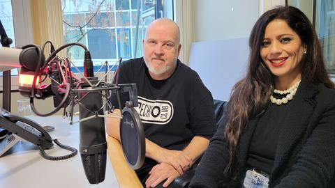 Talla 2XLC und Ehefrau Wafa sitzen beim Gespräch im hr-Studio