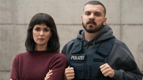 Ein Frau in Zivil und ein Mann in Polizei-Uniform