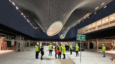 Menschen in neonfarbenen Schutzwesten auf der Baustelle