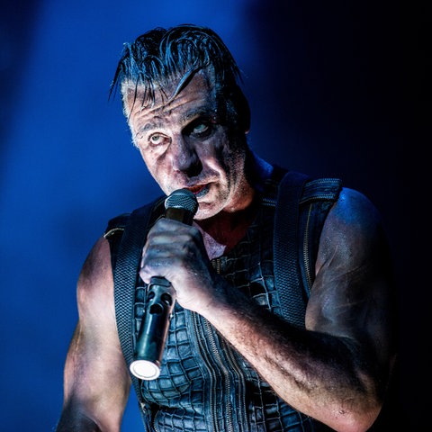 Das Bild zeigt Till Lindemann bei einem Konzert von Rammstein in Odense (Dänemark)