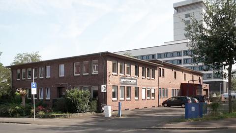 Gewerbliches Gebäude von der Straße fotografiert.