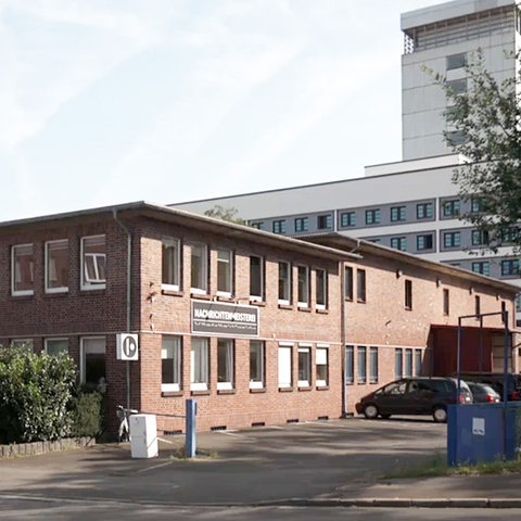 Gewerbliches Gebäude von der Straße fotografiert.