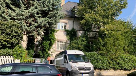 Villa Unseld Frankfurt, davor ein Umzugswagen