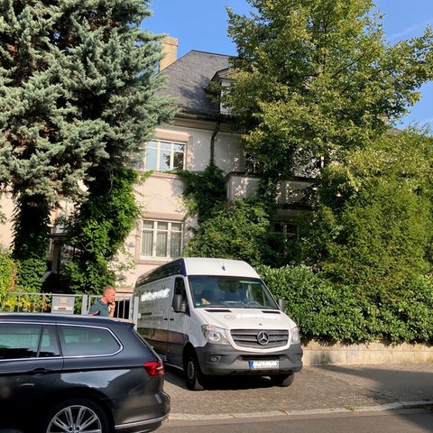 Villa Unseld Frankfurt, davor ein Umzugswagen