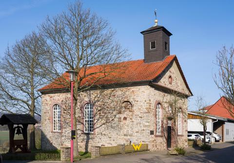 Backsteinkirche in herbstlicher Landschaft