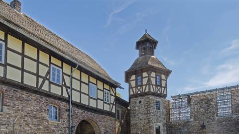 Das Bild zeigt das Wasserschloss in Wülmersen, ein Schloss mit Fachwerk-Elementen und Backsteinfassade.