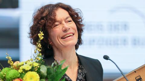 Anne Weber bei einer Preisverleihung auf der Leipziger Buchmesse 2022.