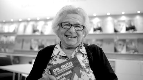 Ruth Westheimer bei der Vorstellung eines ihrer Bücher auf der Frankfurter Buchmesse (2015).