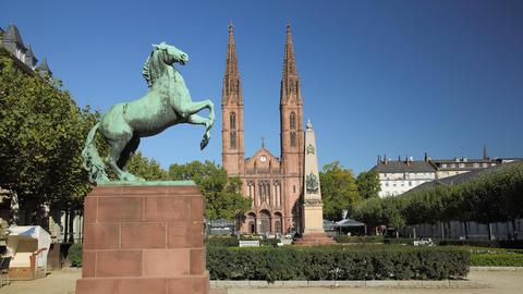 Bonifatiuskirche in Wiesbaden: Bei Sonnenschein ist die Kirche von vorne zu sehen. 