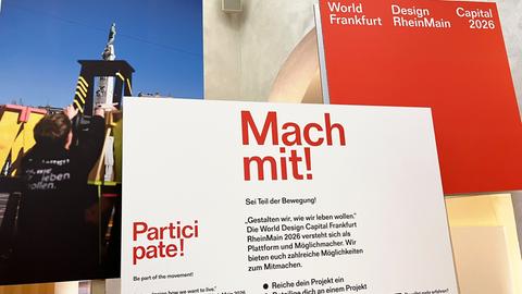 Ein Plakat wirbt für die Teilnahme an der "World Design Capital 2026".