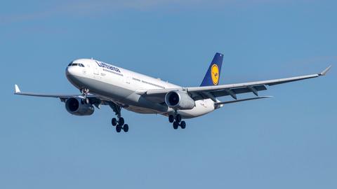 Ein Airbus A330-343 der Lufthansa beim Landeanflug 