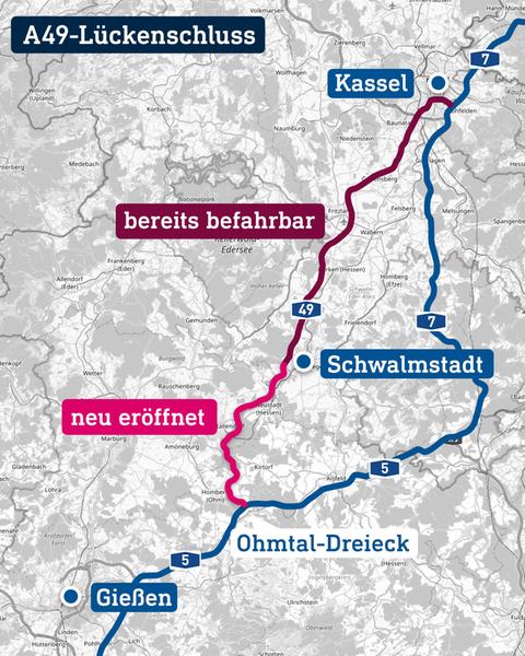 Auf einer Karte von Hessen ist die Strecke der A49 zwischen Stadtallendorf und dem Ohmtal-Dreikeck, die demnächst eröffnet werden soll eingezeichnet. Außerdem sieht man die Autobahnen A5 und A7.