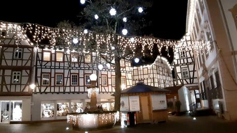 Weihnachtlich beleuchtete Fachwerkhäuser und Lichterketten in Bensheim