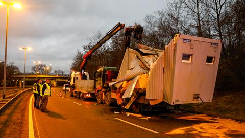 Lkw bleibt an Brücke hängen