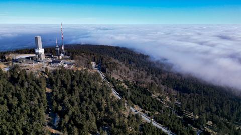 Nebel umhüllt den Feldberg im Taunus.