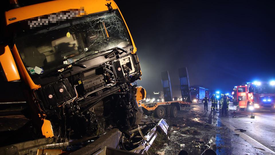 Gabelstapler Schleudert Uber A5 Beruchtigte Main Fahre Wird Versteigert Mehr Als 100 Vorschlage Fur Mahnmal In Hanau Hessenschau De Hessen Am Morgen