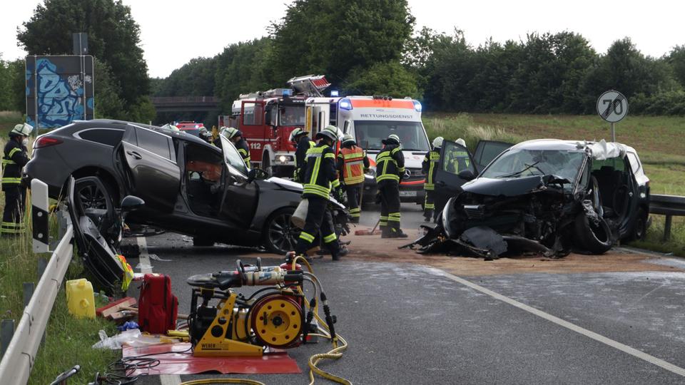 +++ Serious frontal accident at Bruchköbel +++ Police catch a gang of burglars +++ First Frankfurt Fashion Week starts +++ |  hessenschau.de