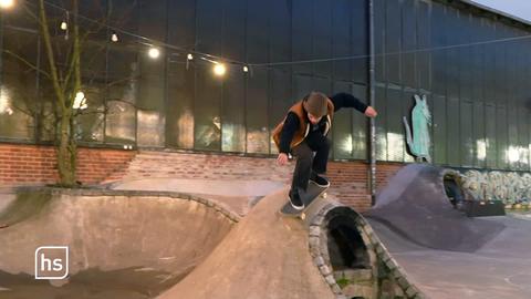 Ein Skateboarder auf der Bahn