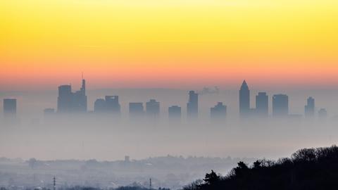 Die Skyline von Frankfurt am Main ist am Morgen hinter Nebelschwaden zu sehen.