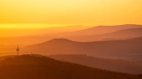 Ausblick vom Altkönig im Taunus bei Sonnenuntergang über die westlichen Berge des Taunus.