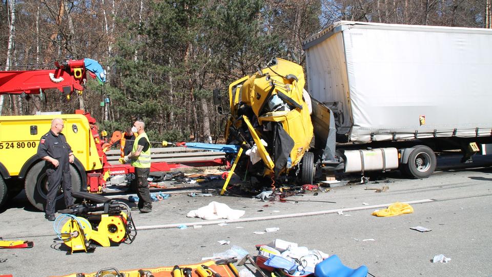 Unfall Auf A3 Lastwagen Rast In Stauende Fahrer Lebensgefahrlich Verletzt Hessenschau De Panorama