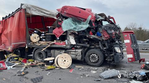 Einer der Lastwagen ist stark beschädigt worden bei den Unfällen auf der A3 bei Bad Camberg. 