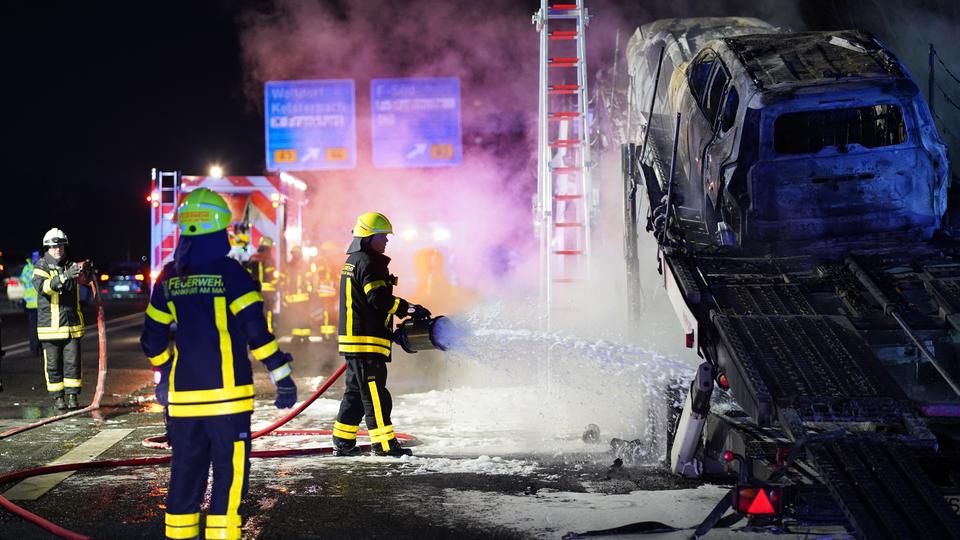 Langer Stau Bei Frankfurt: Autotransporter Geht Auf A3 In Flammen Auf ...