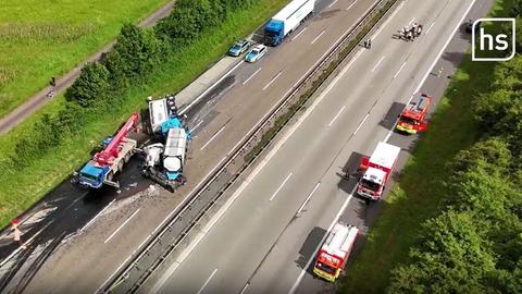 Unfall eines Gefahrgutlastwagens auf der A3 - Vogelperspektive auf zwei verunglückte Lkw und die gesperrte Autobahn