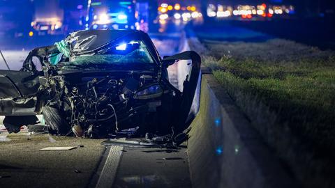 Unfall-Auto im Vordergrund, dahinter Einsatzfahrzeuge