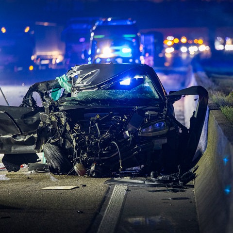 Unfall-Auto im Vordergrund, dahinter Einsatzfahrzeuge