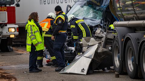 Mehrere Unfälle mit drei Verletzten haben auf der Autobahn 3 bei Seligenstadt und Obertshausen zu kilometerlangen Staus geführt.