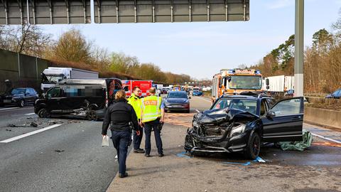 Zerstörte Autos auf Fahrbahn