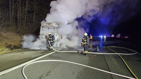 Feuerwehrkräfte löschen Lkw, der schon fast vollständig ausgebrannt ist