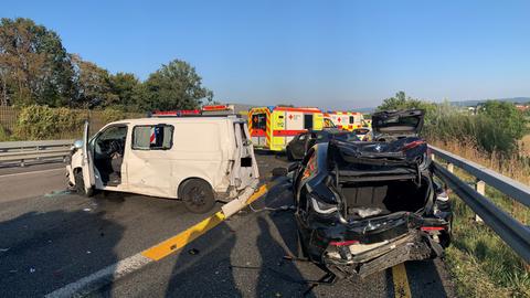 Beschädigte Autos und Rettungswagen auf der Autobahn 44 nach einem Unfall mit mehreren Fahrzeugen