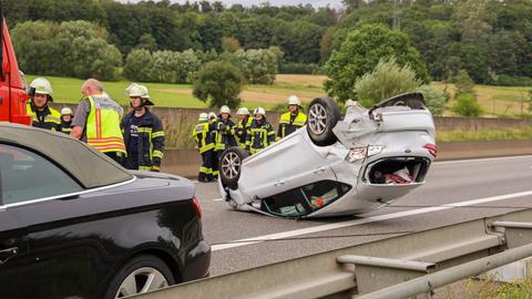 Auto überschlagen mitten auf der Autobahn 