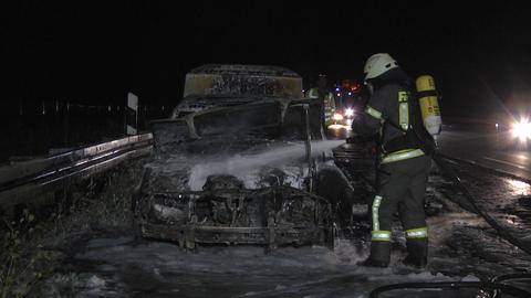 Ein Pkw steht in Flammen.