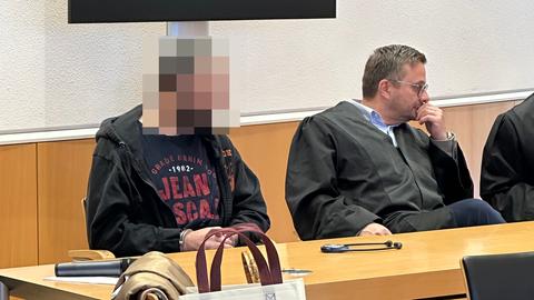 Zwei Männer sitzen vor Gericht. Die Gesichter sind verpixelt.