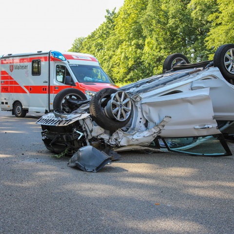 Vier Verletzte Bei Unfall Auf A7 Polizeieinsatz Nach Lautem Knall In Hinterhof Opernplatz Randalierer Vor Gericht Hessenschau De Hessen Am Morgen