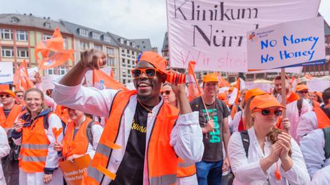 Ärzte-Warnstreik an kommunalen Kliniken in Hessen - Tausende bei