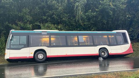 Bus liegt an deiner Straße auf der Seite und ist in Graben gerutscht