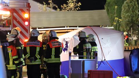 Feuerwehrleute vor einem Haus