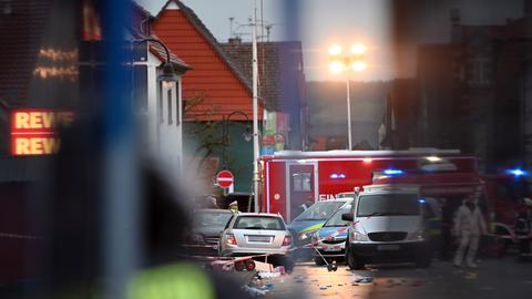 Blick auf das Auto (M), das in einen Rosenmontagsumzug in Volkmarsen gefahren ist.